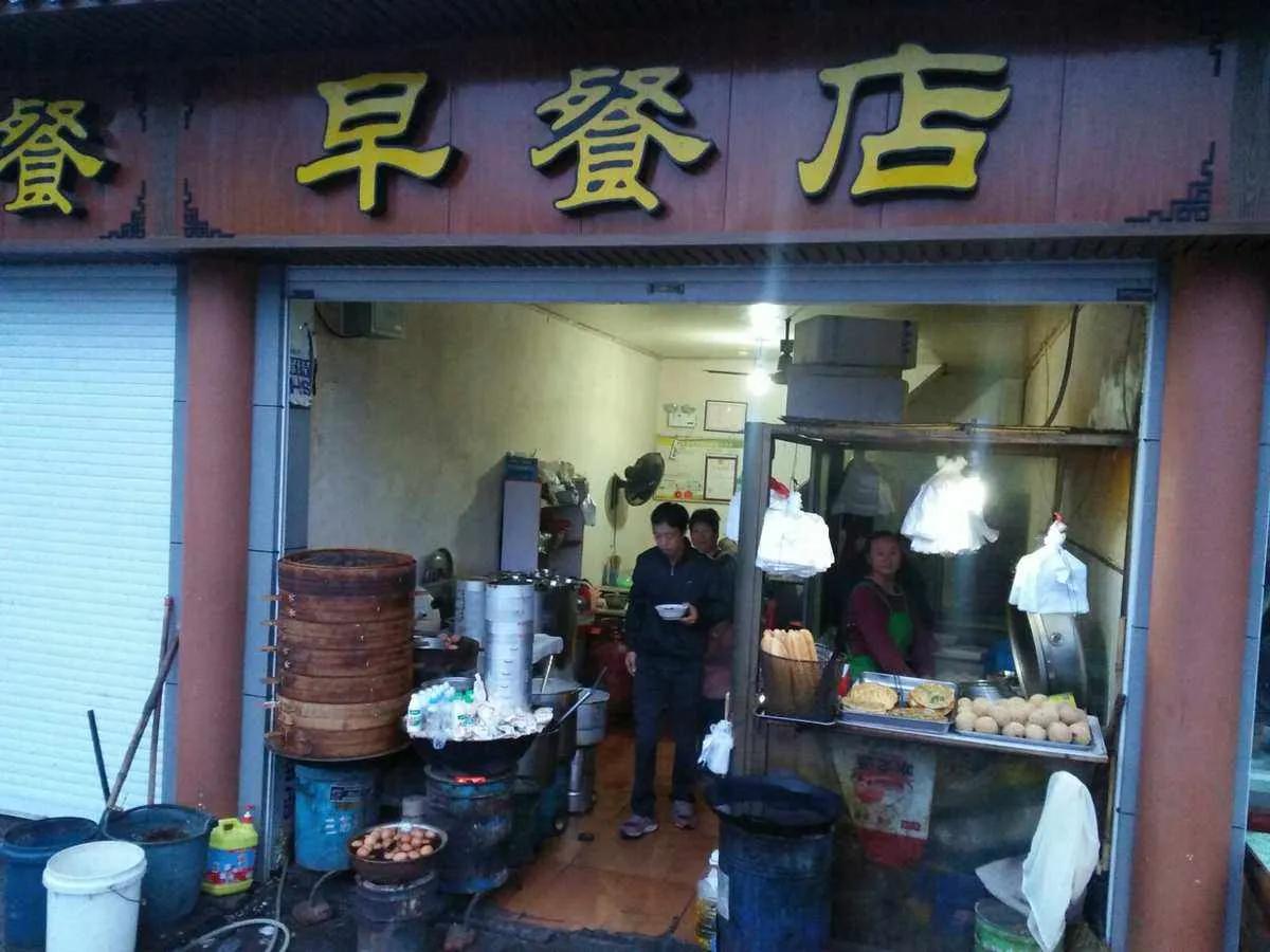 一个早餐店一般能赚到40万,95后小夫妻投资40万开了个早餐店