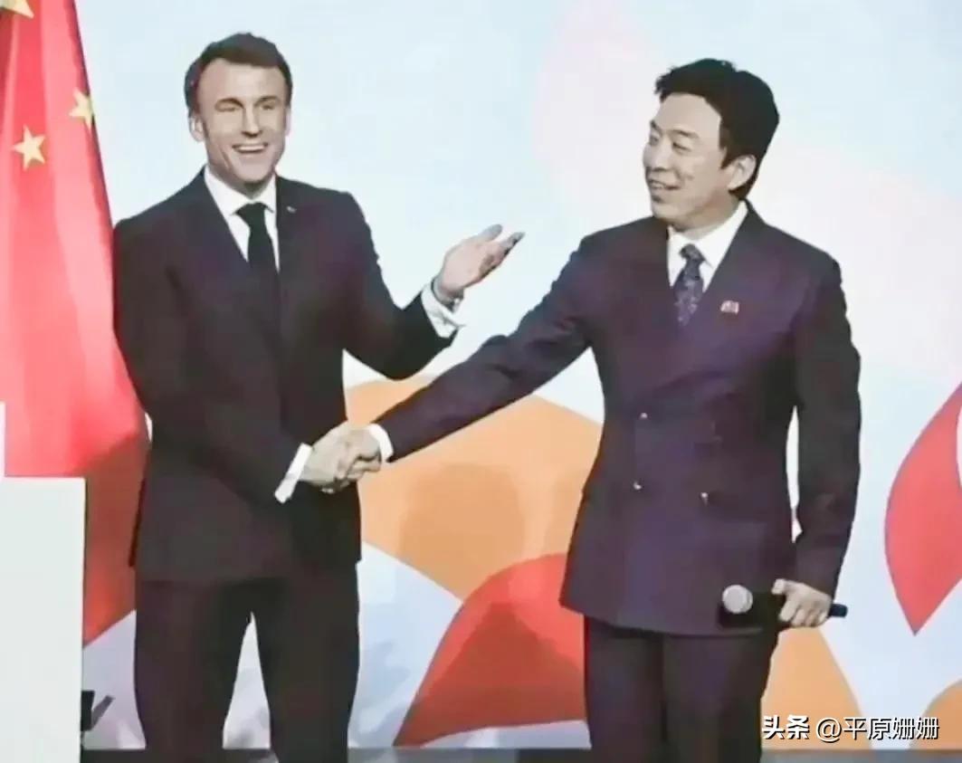 影帝黄渤代表娱乐界名流在广州和老马进行了交流，巩俐两口也在场