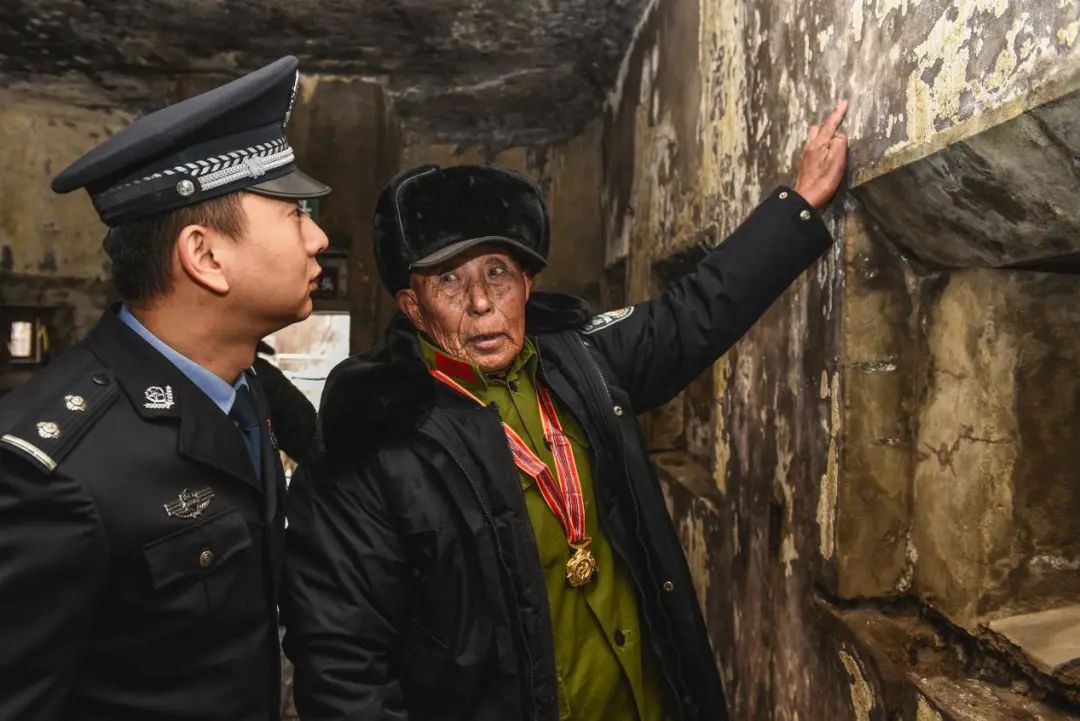 国门下、界碑前，70多年前的8岁孩子与18岁志愿军战士再次相聚