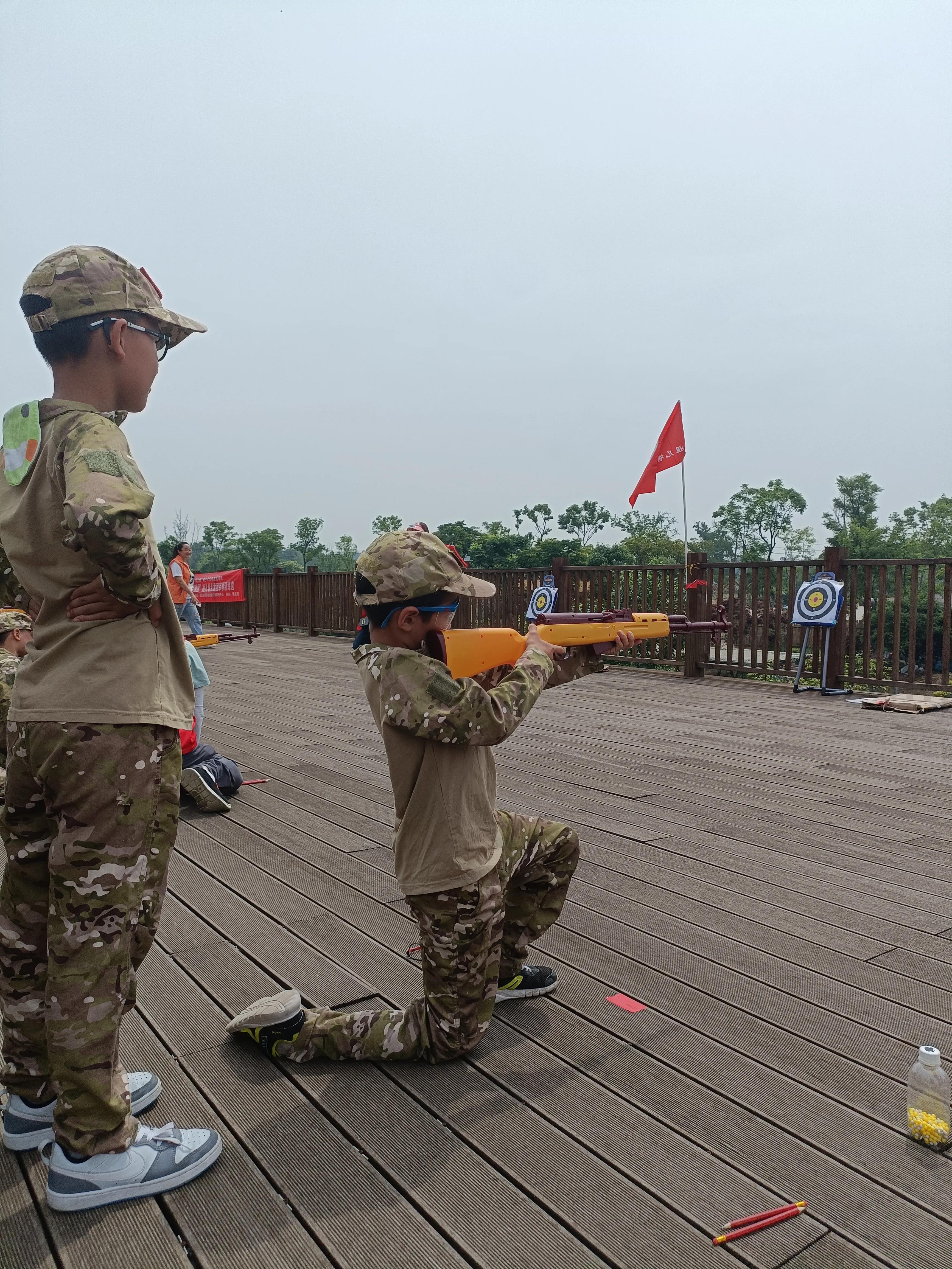 白塔社区：军事训练学技能，高新青少年收获多多