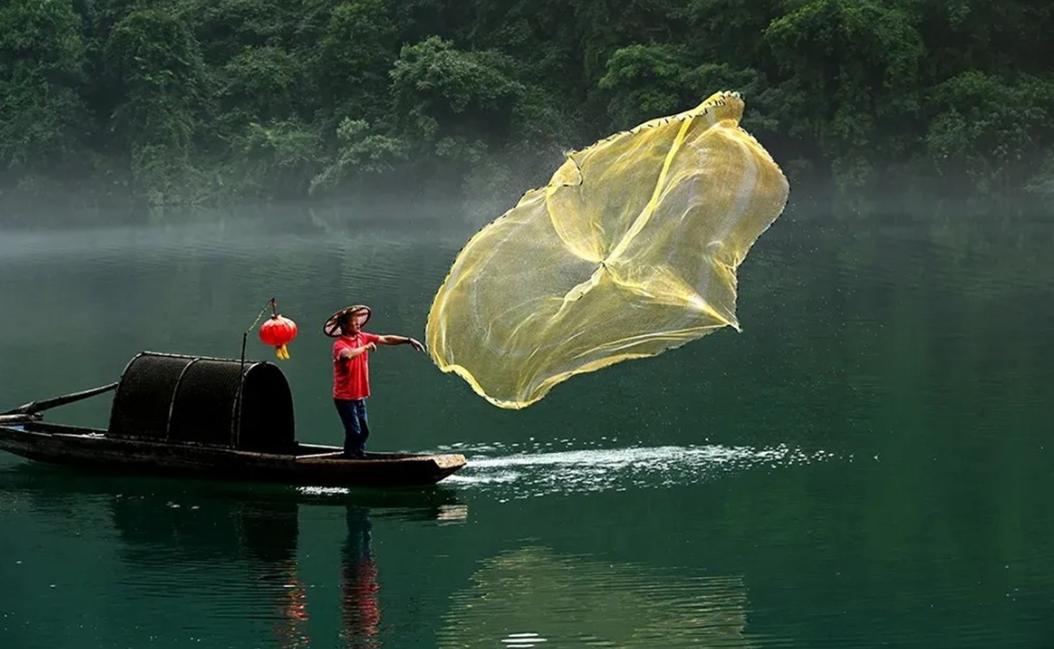 怎么撒网捕大鱼视频,三人撒网捕获大鱼