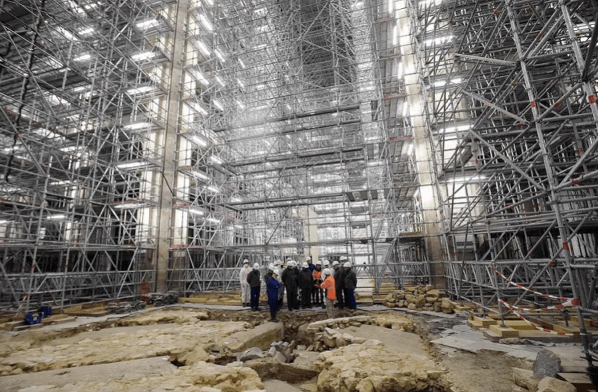 巴黎圣母院发现铅棺里面的尸体,巴黎圣母院地下发现铅棺