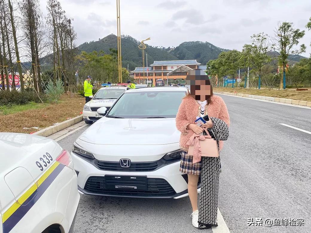 新车提到手，女子对交警说：一个月就能拿驾照了！