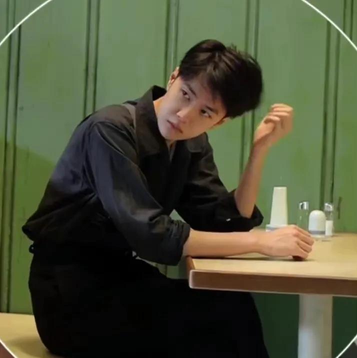 各路大咖对王一博的评价 (专业人士对王一博的评价)