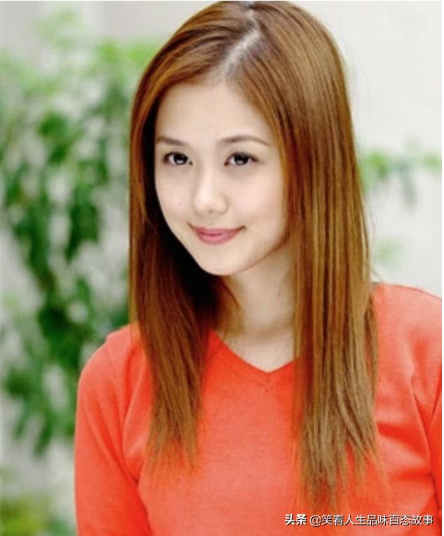 童年女神张娜拉晒猫照依旧童颜,38岁张娜拉罕见晒素颜照