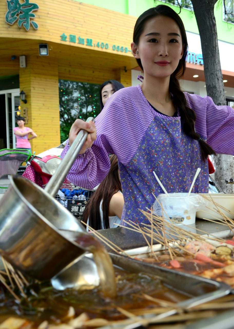 95后夫妻摆摊日入9000元,夫妻摆摊日入9000元被质疑