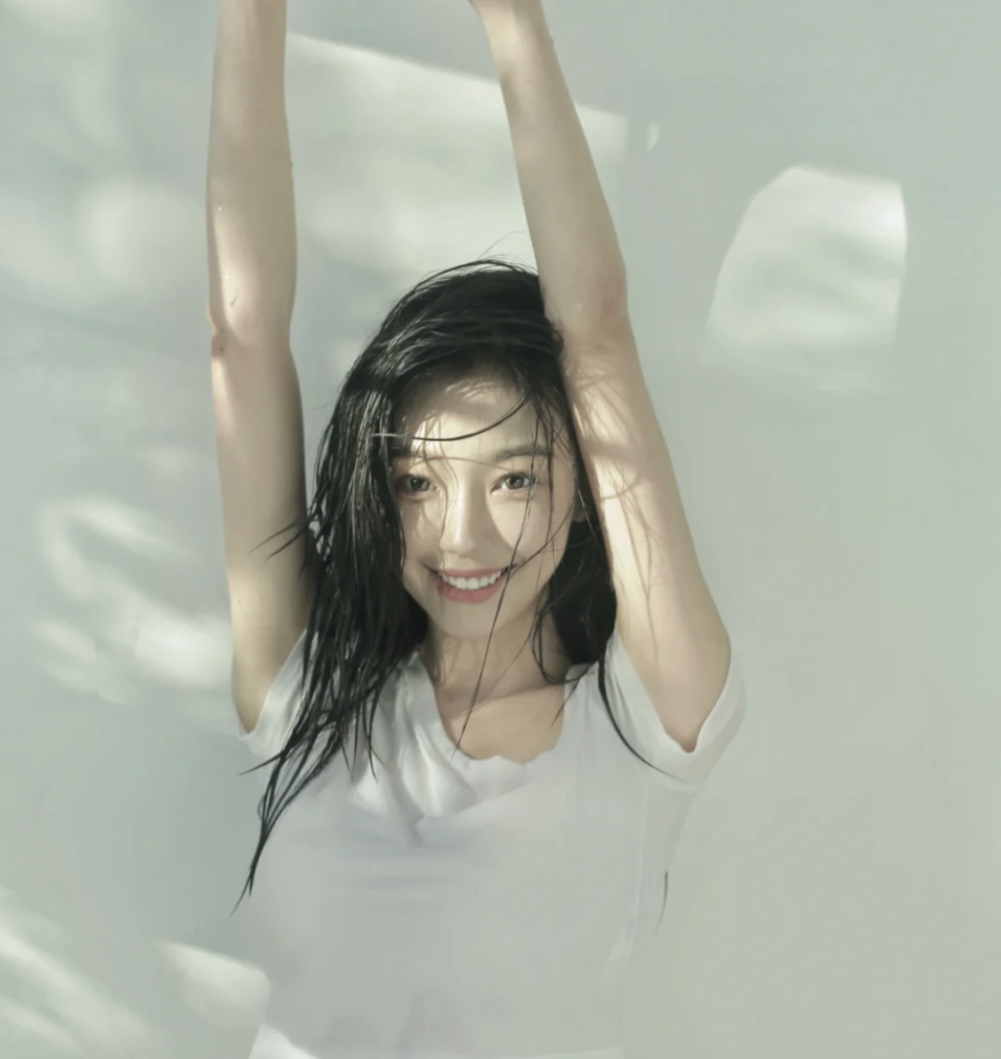 皮肤容易暗沉长痘怎么化妆,经常化妆护肤推荐什么精华