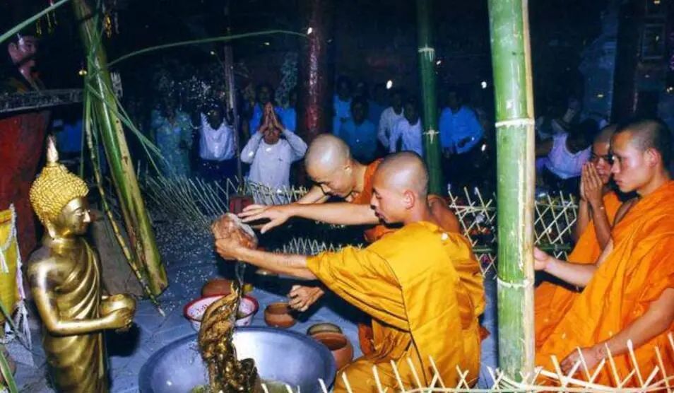 网友质疑泼水节,泼水节是娱乐活动吗