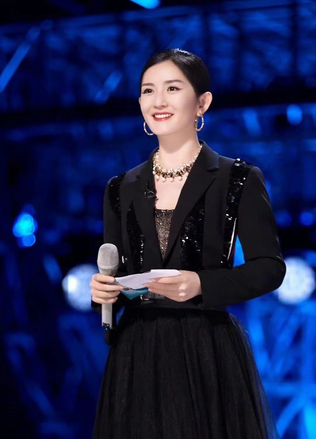 《快乐大本营》停播8个月：嘉哥销声匿迹，吴昕直播带货