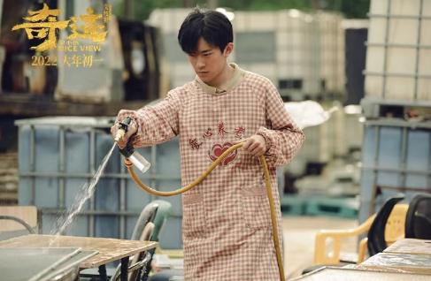 易烊千玺王传君祝福众人反应视频,王传君评价易烊千玺