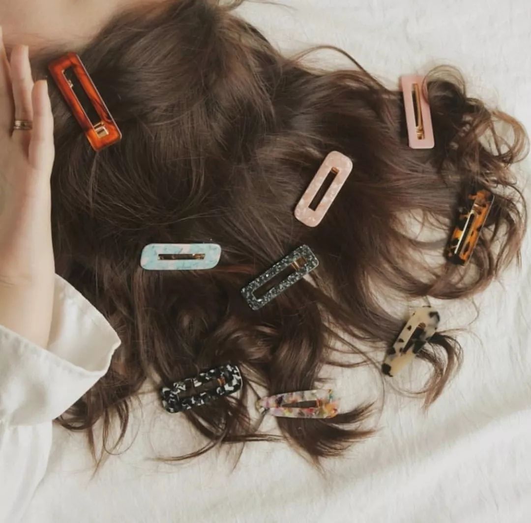 儿童用泫雅风彩色发夹怎么扎好看 (泫雅一字夹发夹佩戴方法)