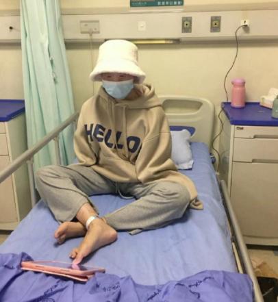 24岁少女烧伤变沧桑老人,12次手术涅槃重生:不被命运摆布的坚强