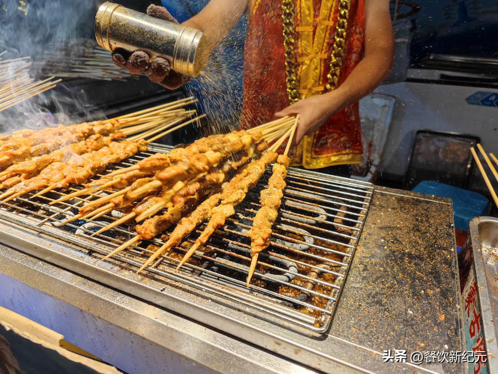 路边摊一天卖300串肉串能挣多少钱,24岁小伙通宵卖羊肉串月入4万