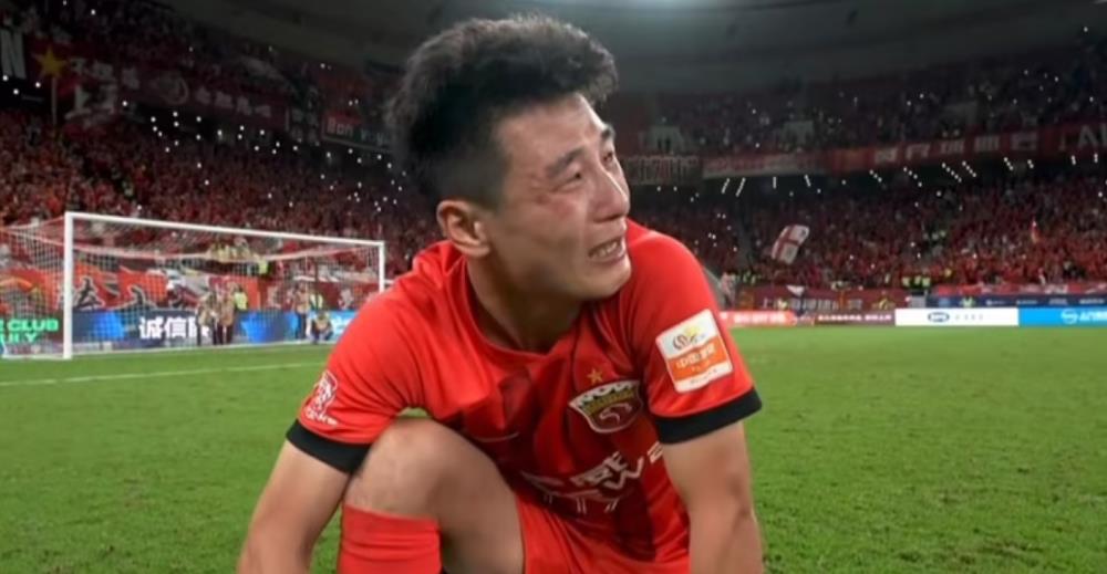 武磊中国足球球迷痛哭,武磊的孤独正是中国足球的囧途