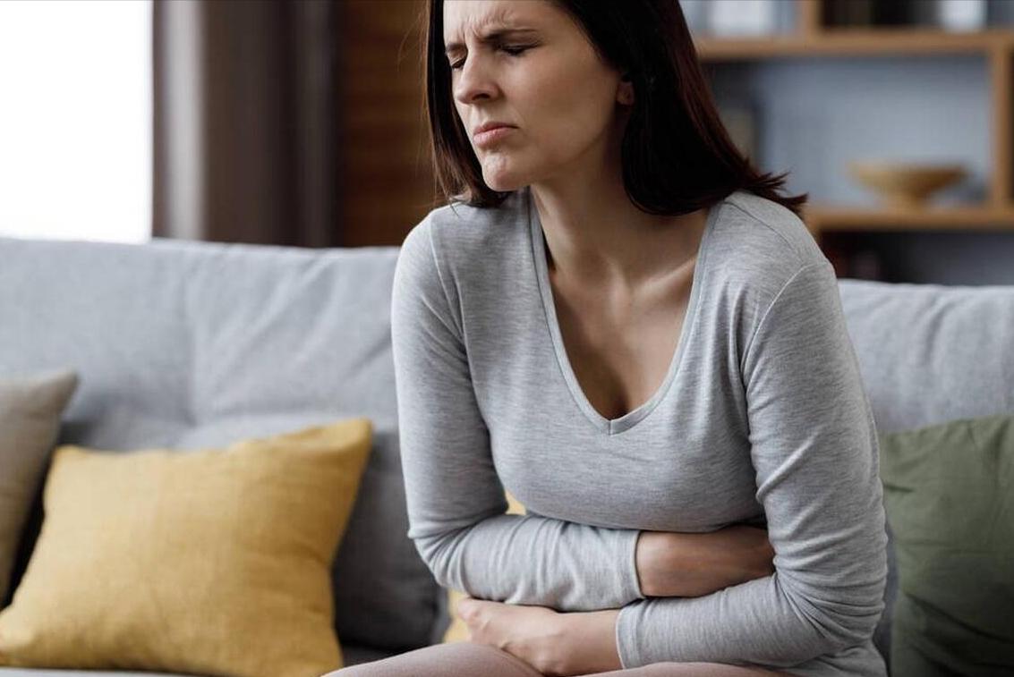 姨妈前后外阴有点疼是怎么回事,女士下身隐隐疼怎么回事