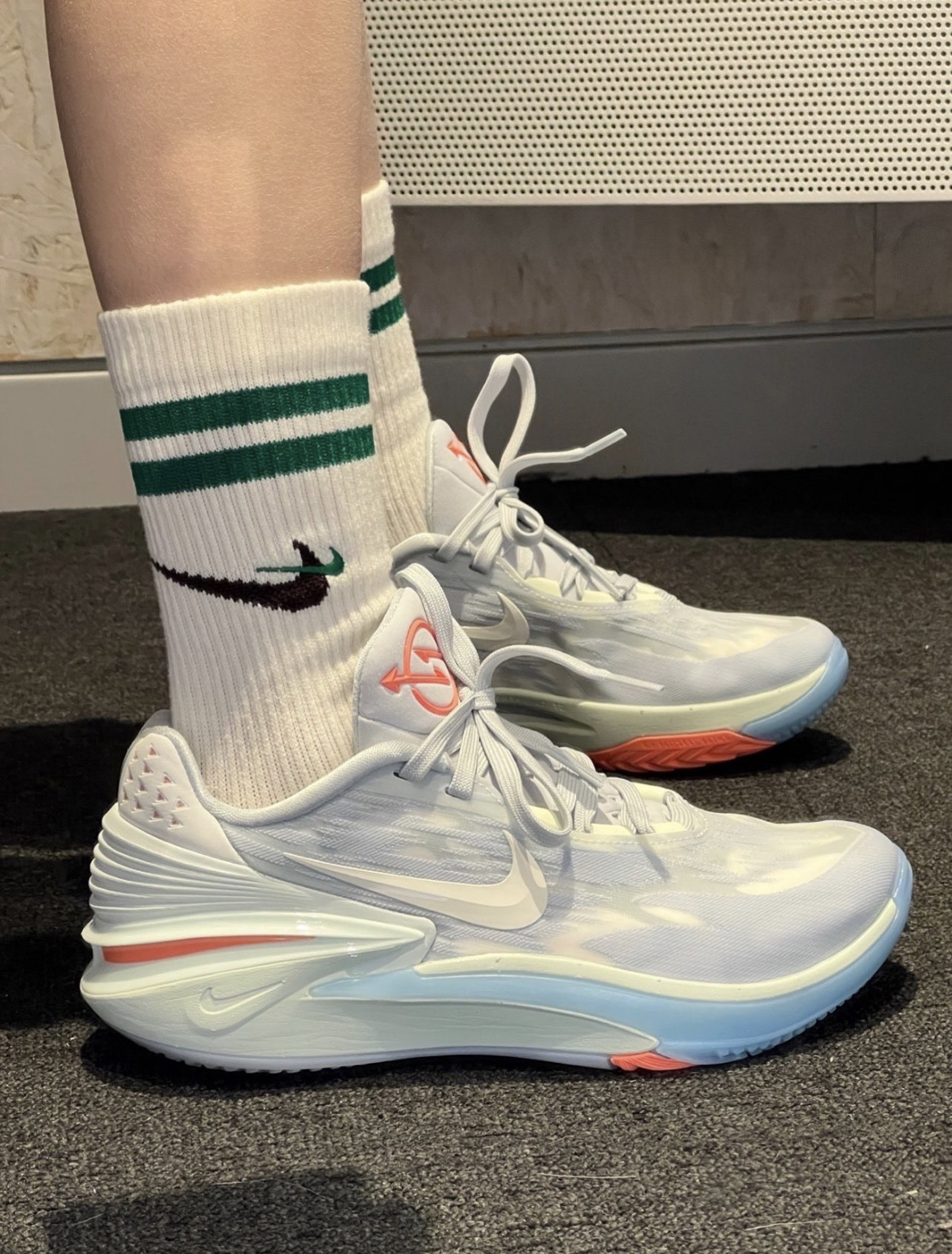 耐克篮球鞋gt水蜜桃,nikeairzoomg.t.cut2篮球鞋测评