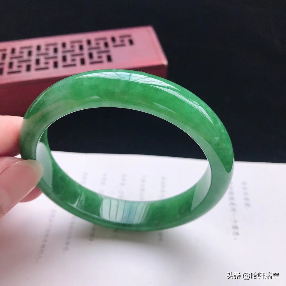 上2万元的油青种翡翠,人人都能买得起的珠宝