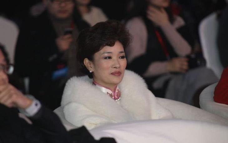 温州女富豪胡洁：前夫贪污出逃，她带女儿甘当小三，二婚嫁周立波