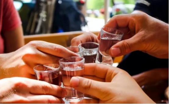 70后广东老板晒藏酒，竟因便宜引“群嘲”，行家：人家才是真识货