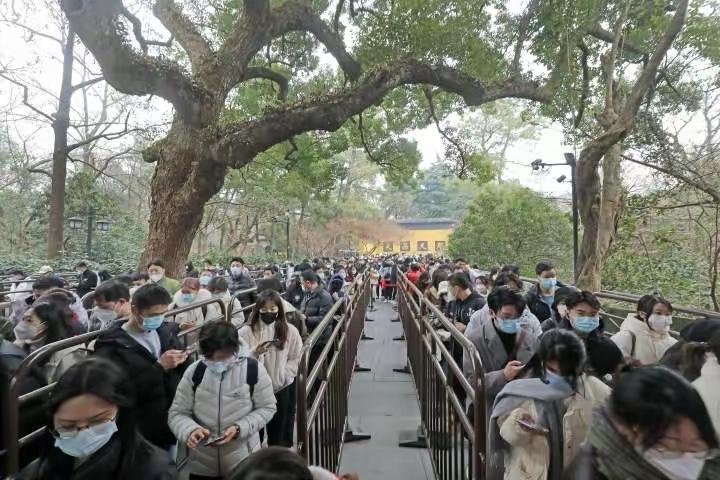 灵隐寺人山人海场面十分热闹壮观,杭州十八籽手串灵隐寺人山人海