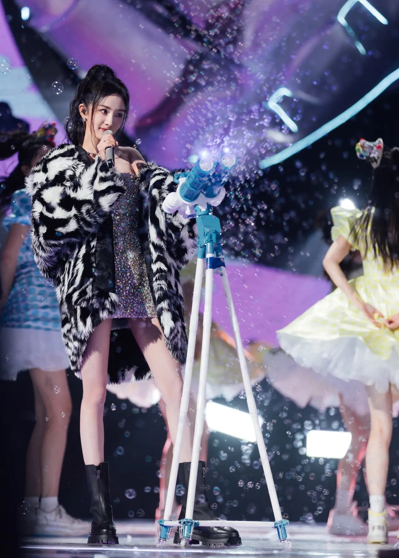 杨幂跨年晚会高马尾造型图片,杨幂跨年斑马纹外套