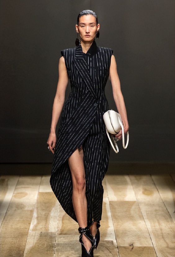 刘雯时隔三年重返时装周首秀,2003后女明星