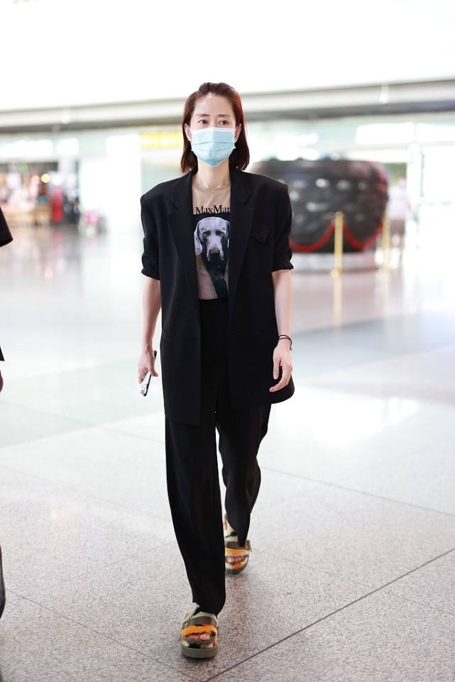 刘敏涛垫肩西装配缎面吊带,刘敏涛穿衣很有高级范