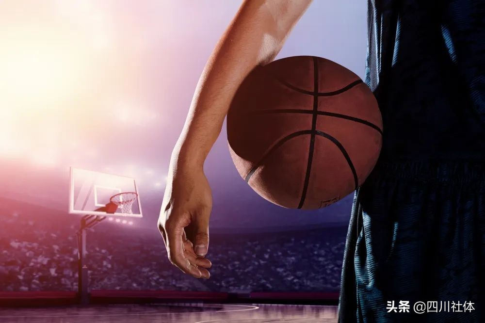 打篮球可以让我们变得健康和强壮,篮球比赛的超燃身体对抗