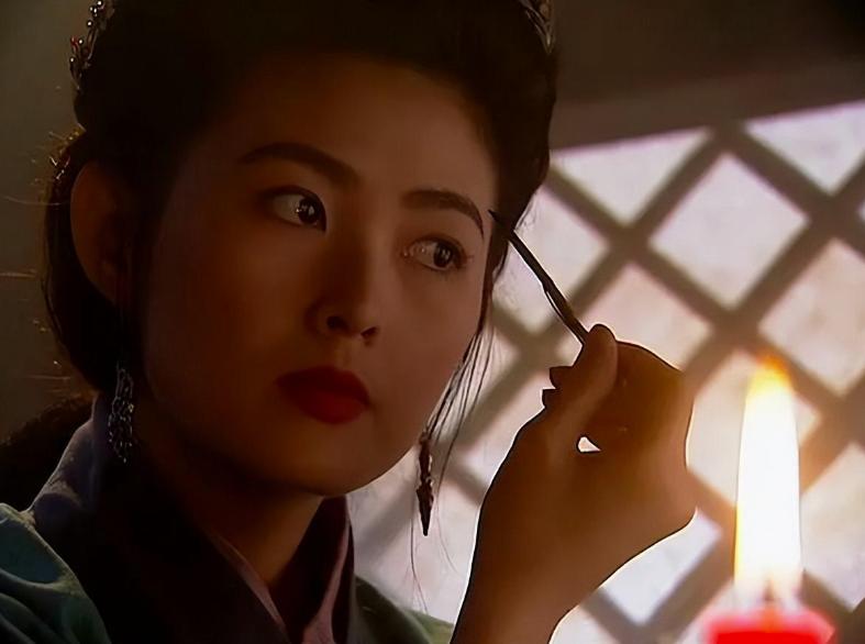 长了一张风情万种的脸下一句,看似清纯实际丰富情史女明星