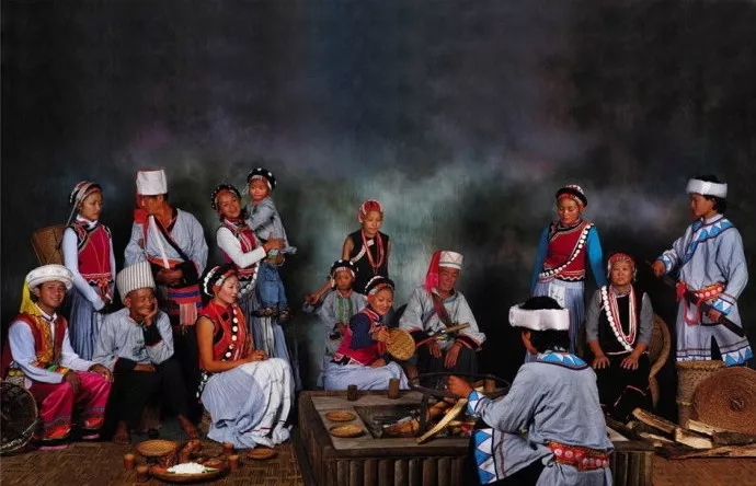 云南傈僳族上刀山下火海的场景,敢上刀山下火海的傈僳族