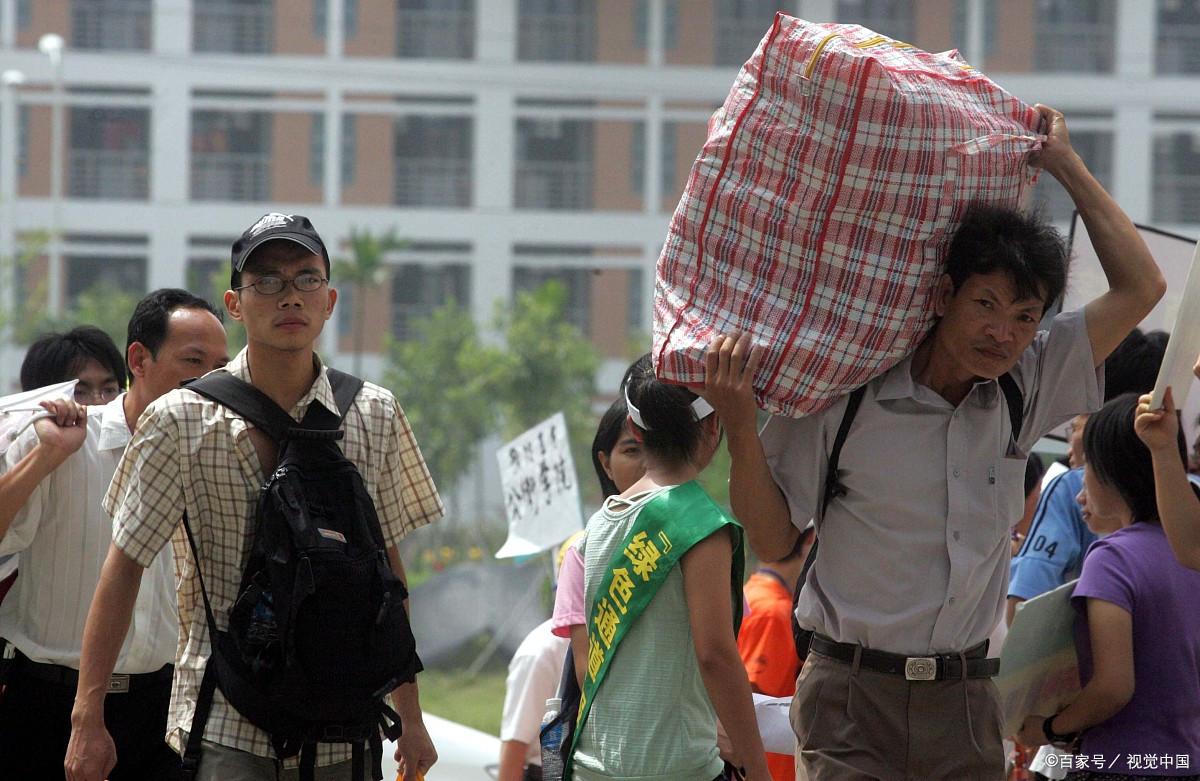 毕业生离校生活用品堆积成山，学弟学妹宿舍“寻宝”，网友：浪费