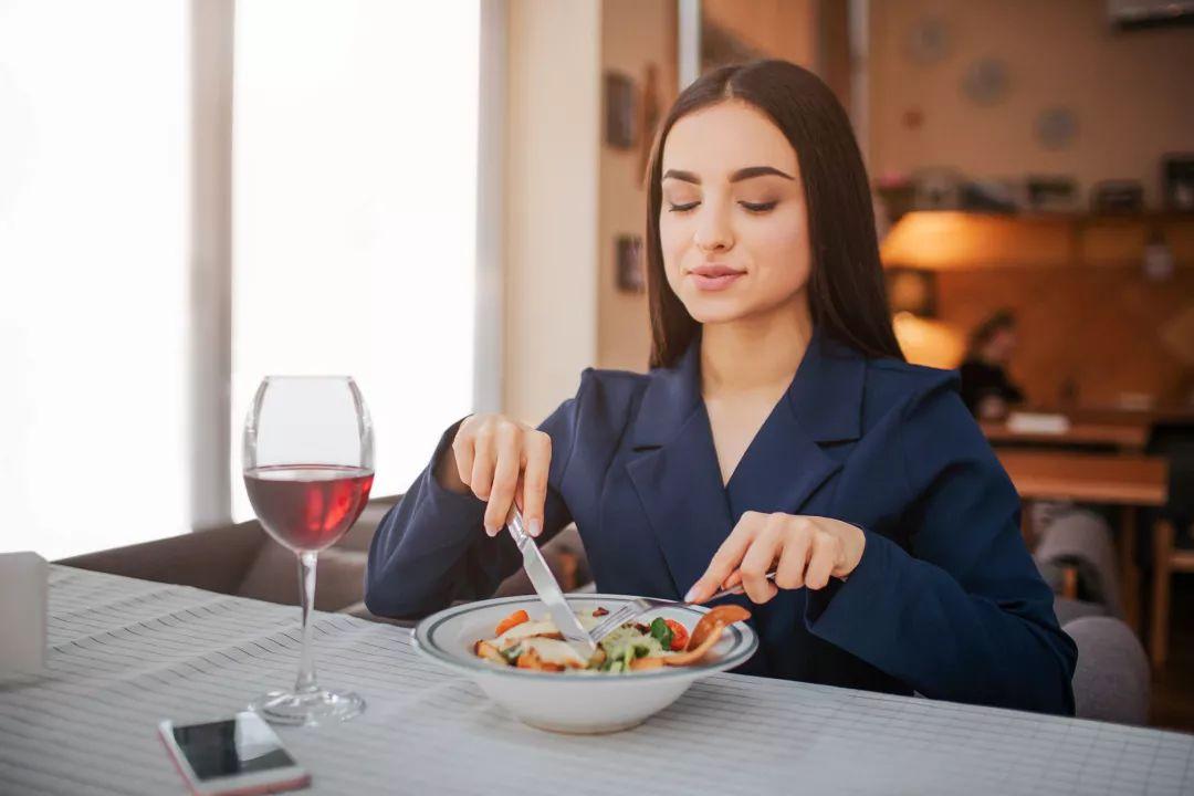 放屁多是胃还是肝有问题,放屁多是胃肠化吗