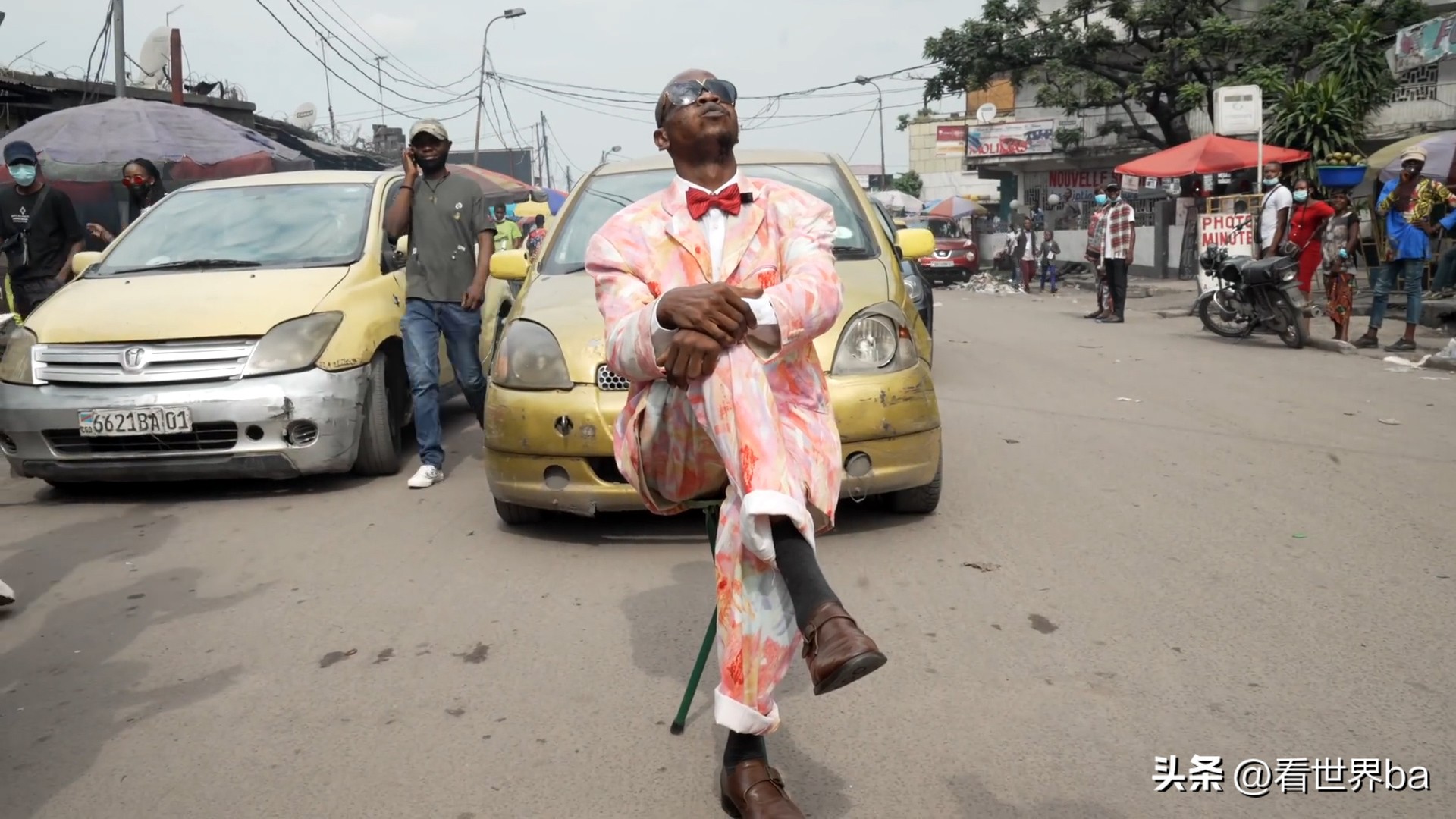 非洲贫民窟里的花花公子，宁愿全家饿肚子，也要*款贷**买名牌