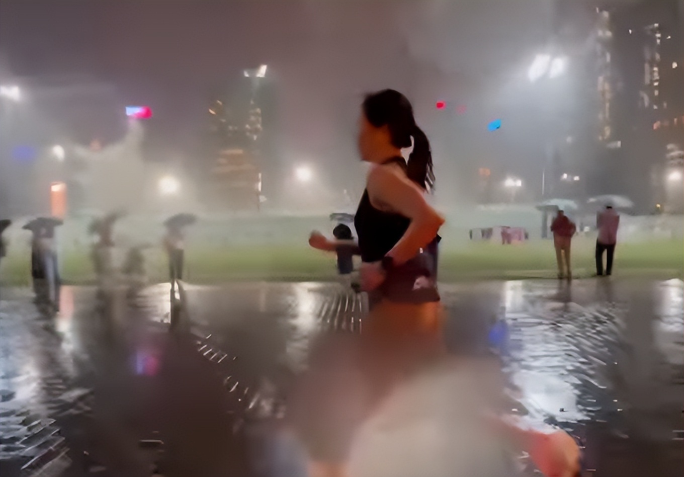 吕丽君富婆,16亿富婆吕丽君晒豪华游艇