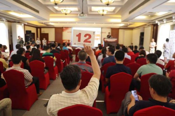 男子9万元买袈裟,男子花7万买袈裟转手7000