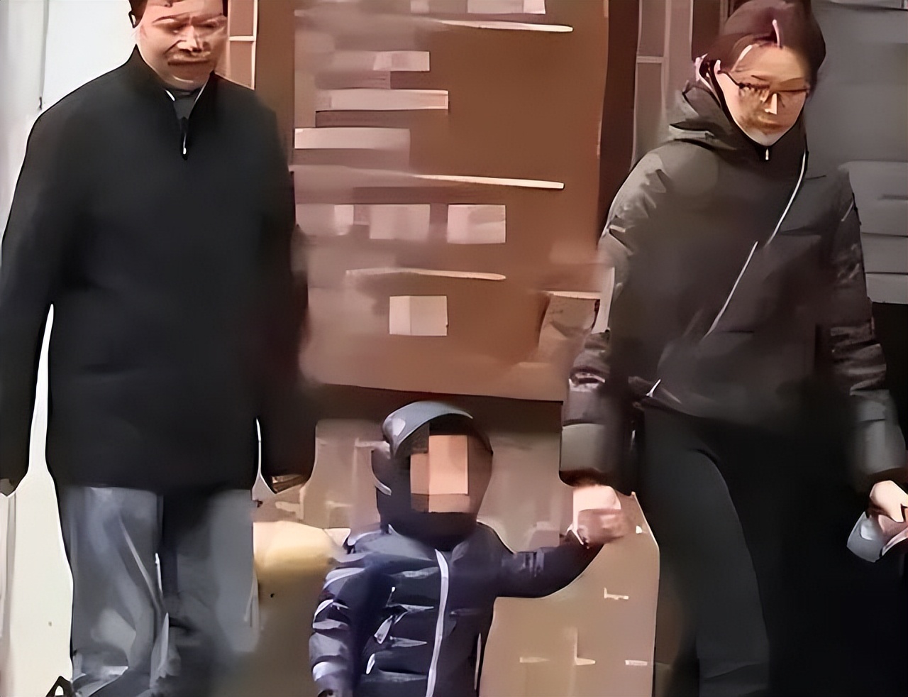 张艺谋毕业典礼,张艺谋参加长子毕业礼