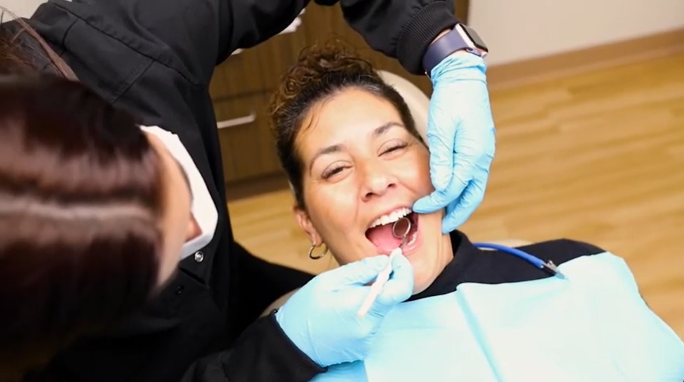 美国牙医故意钻坏病人的牙齿再做修复手术，5年毁掉上千颗牙