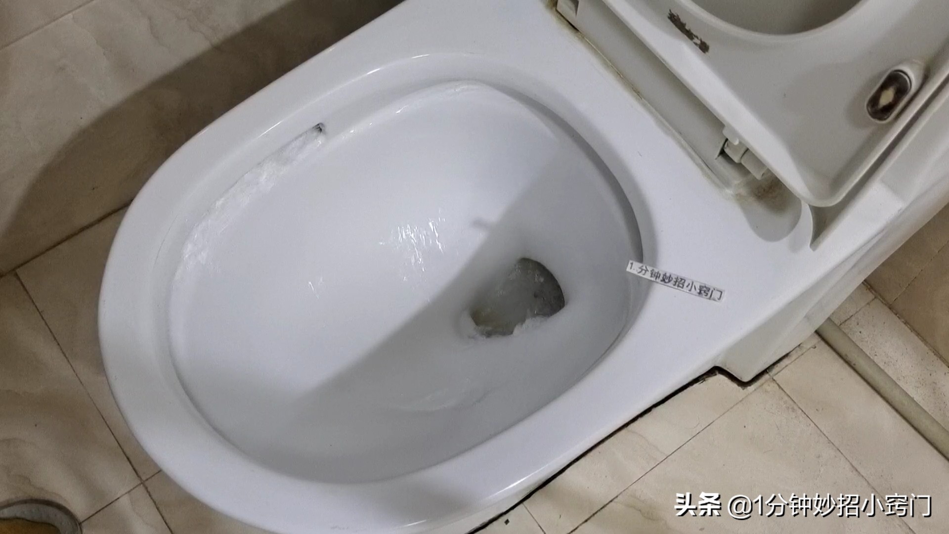 马桶堵了疏通的最简单方法,马桶堵了只需一分钟快速疏通法