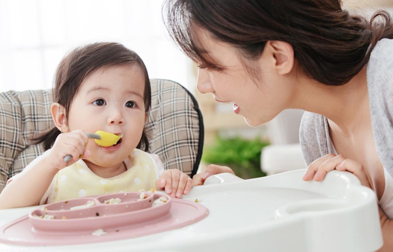 宝宝一岁后喝奶像吃饭过度,小孩一岁后以喝奶为主食营养够吗