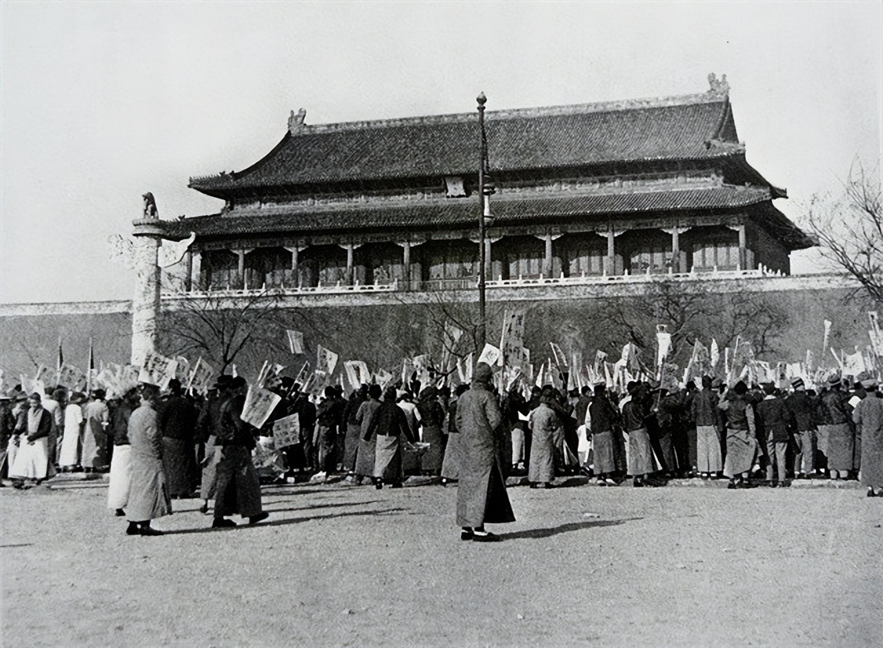 78年，他调任北京市委书记，向*国锋华**抱怨：我在天津屁股还没坐稳