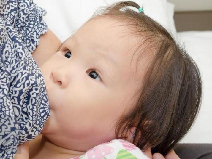 用奶瓶装母乳宝宝还是不吃怎么办,奶瓶喂母乳和亲喂有什么区别