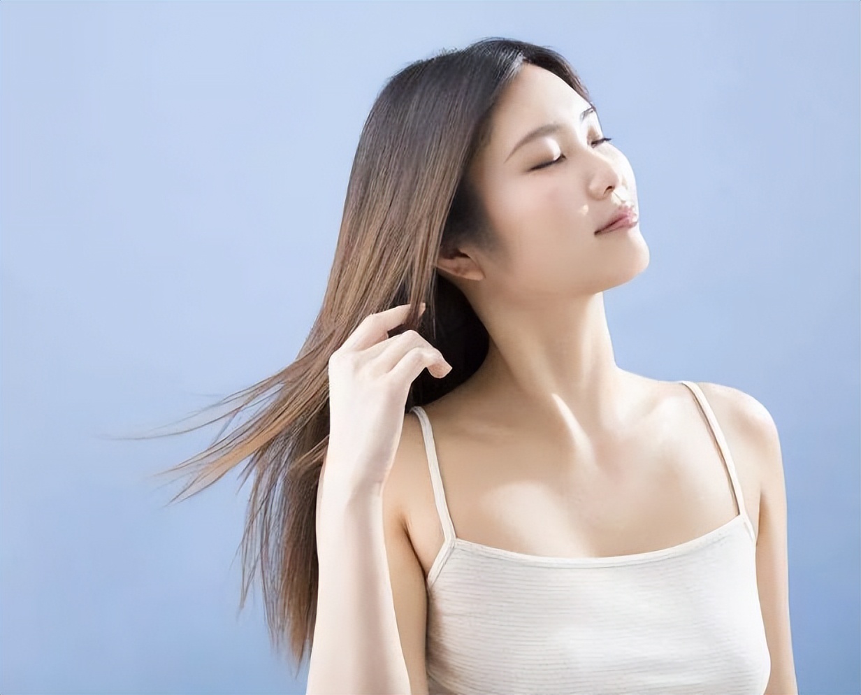 洗完头发吹干和自然干哪个更顺畅,洗完头发是自然风干还是吹风机好