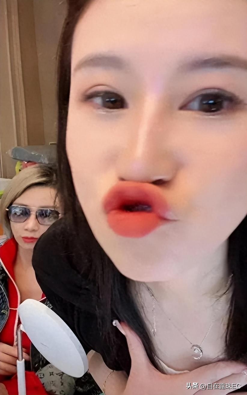 伊尔康二儿子订婚现场：新娘小腹鼓鼓如怀孕，婆婆盖过新娘