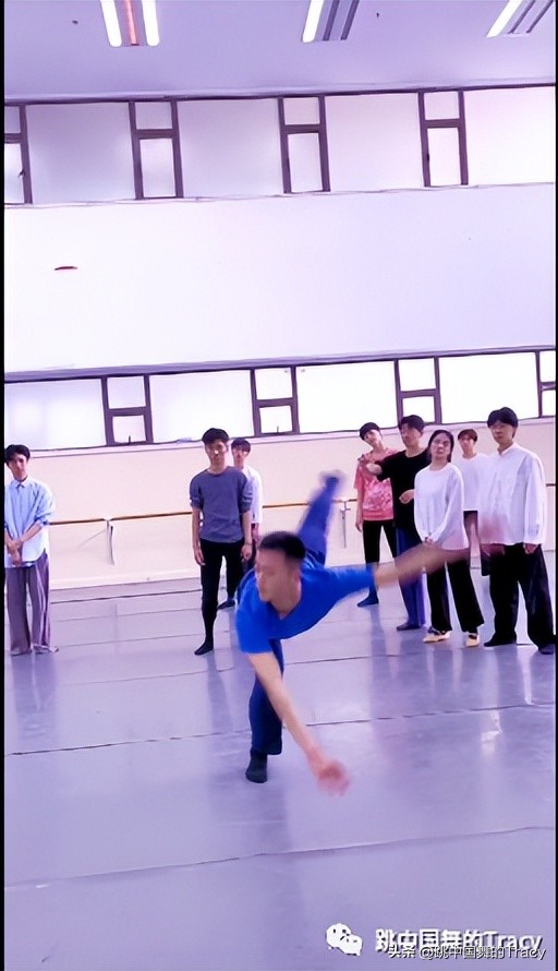 一个元素编舞,一个元素三个动作