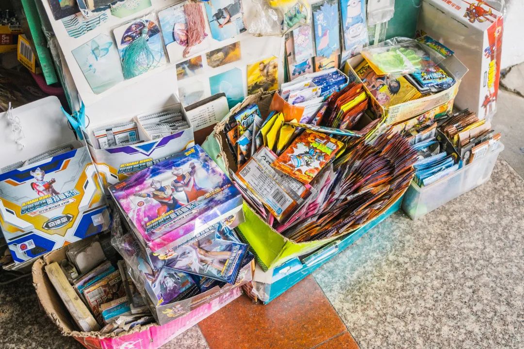 校门口的小店从来没有让人失望,校门口小店生意火爆