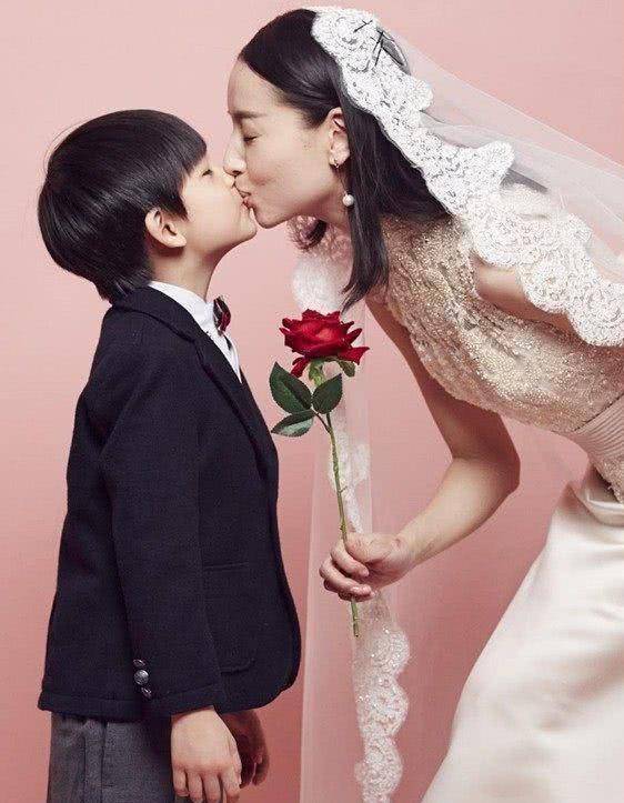 父女“嘴对嘴亲吻”不害臊，以爱的名义满足私欲的行为，该停止了