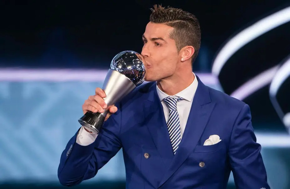 c罗是怎么保住三个孩子的,c罗龙凤胎儿子夭折球迷鼓掌