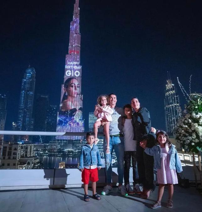 乔治娜晒c罗亲吻她脸颊照,乔治娜晒与c罗合照一生挚爱