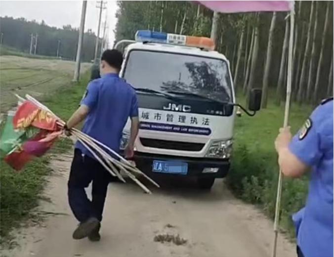 城管是不是管的太宽了？田间地头也不允许打广告，瓜农很委屈