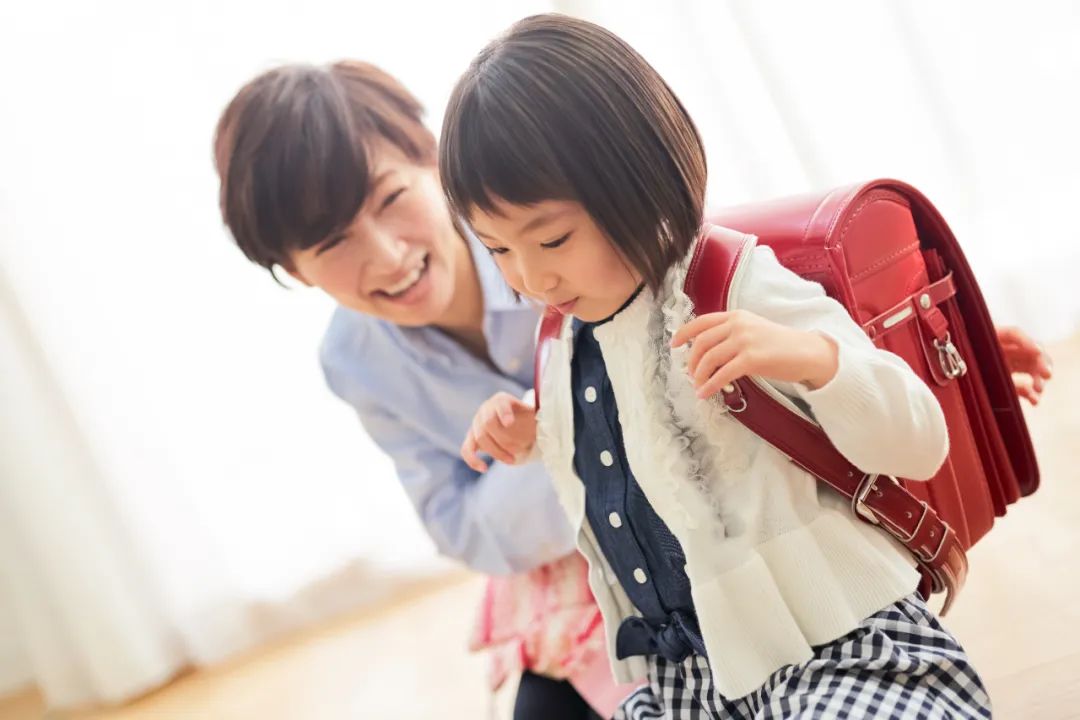 孩子有没有必要晚一年读小学,为什么很多家长反对孩子读艺校